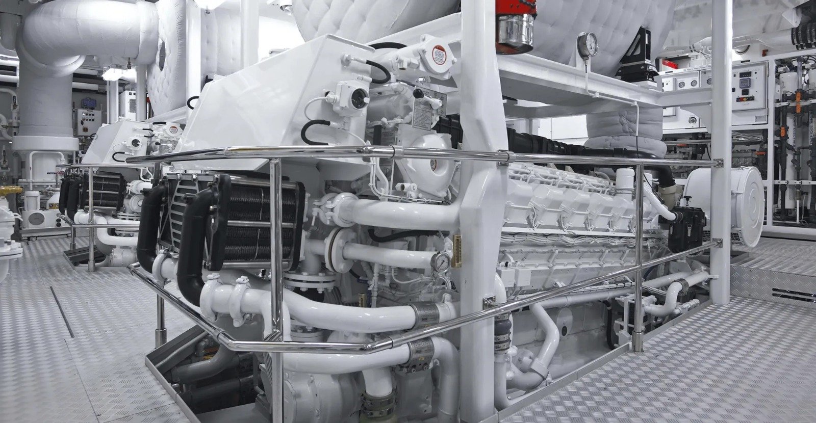 Refrigeration equipment with natural refrigerants